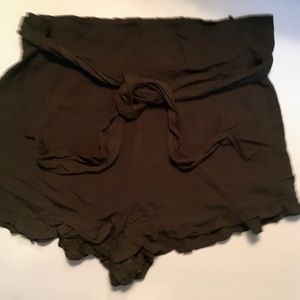 ❌DONATED❌Derek Heart lettuce trim shorts - olive - L